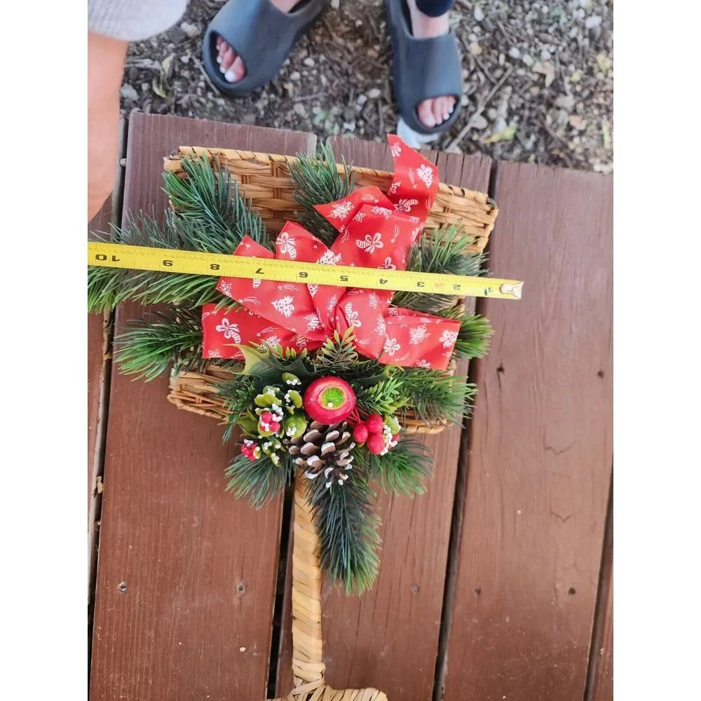 Vintage Christmas Woven Shovel Door Hanger With Floral‎ Arrangement